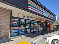 7-eleven outside