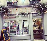 Viande Chef outside