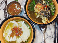 Khmer Fungus Noodle (nom Banhjok Dos Pset) food