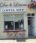 Dee-licious Coffee Shop outside