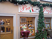 Pia`s Cafe inside