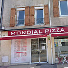 Mondial Pizza inside
