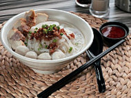 Gerai Ah Pang Lǎo Péng Jiā Yú Wán Miàn food