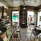 Café Zanoni inside