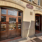 Café De La Place food