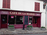 Café De La Mairie outside