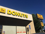 Baker Ben's Donuts outside