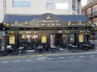 Café Brasserie Le Carrefour inside
