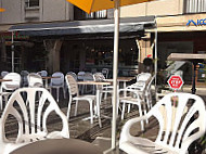 Cafe Des Halles inside