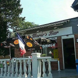 Le Marie's Dentro
