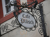 Café Plüsch outside