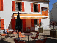 La Taverne Des Renards inside