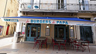 Les Burgers De Papa inside