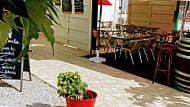 Le Café Du Polygone inside