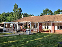 La Petite Auberge De Margueron outside