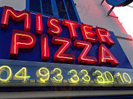 Mister Pizza inside