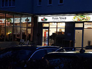Pizza Tonio outside