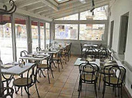 Café De La Place inside