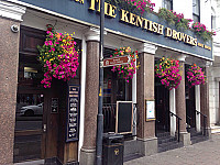 The Kentish Drovers outside