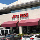 Jet's Pizza outside