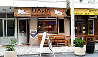 Pizzaria Italia outside