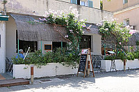 Pizzeria De La Marine outside