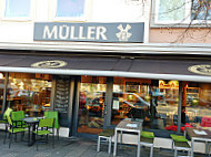 Muller outside