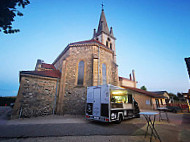 Food Truck Maison Blanche outside