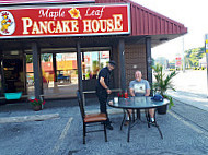Maple Leaf Pancake House outside
