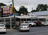 Mel's Diner outside