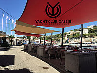 Le Yacht Club inside