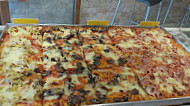 C'e' Pizza E Pizza Di Crescentini E Schiavon food