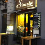 Simela Finest Food Dentro