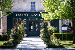Café Lavinal outside