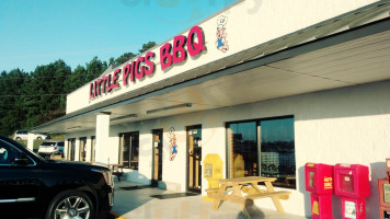 Little Pigs Barbeque outside