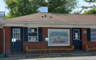 Cotton's Seafood Of Lincolnton inside