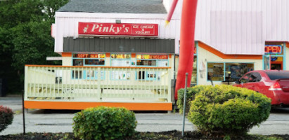 Pinky's Pizza outside