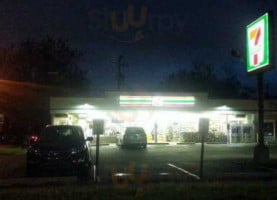 7-eleven outside