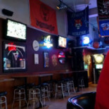 Dr Lucky's Grill Dentro