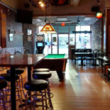 Dr Lucky's Grill Dentro