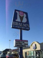 Braum's Ice Cream Dairy Store outside