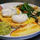 Three Hands Cafe Dentro