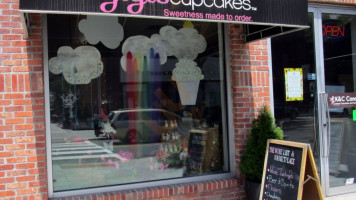 Gigi's Cupcakes outside