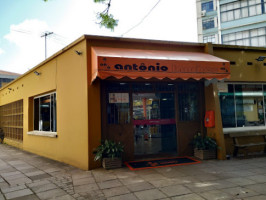 Antônio Lanches outside