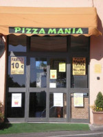 Pizza Mania Monica Farina outside