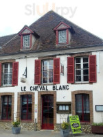 Le Cheval Blanc outside