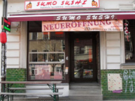 Sumo Sushi Lieferservice Van Nhan Nguyen outside