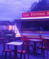 LES TONTONS FRITEURS inside