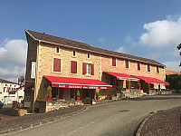 Auberge Des Arenes outside
