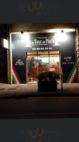 La Tour De Pizz'a outside